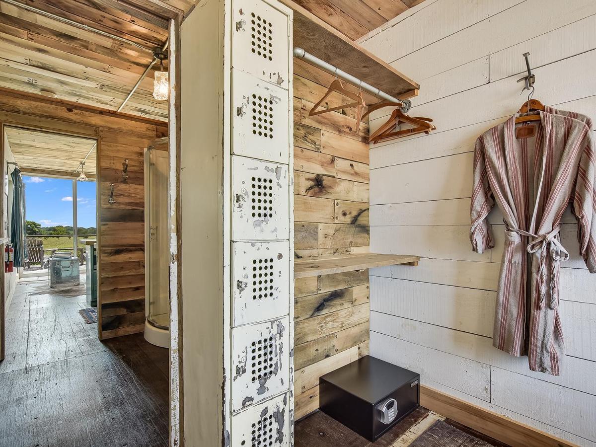 Flophouze Shipping Container Hotel Round Top Zewnętrze zdjęcie