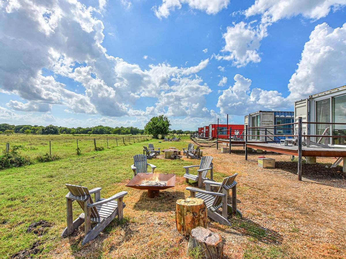Flophouze Shipping Container Hotel Round Top Zewnętrze zdjęcie