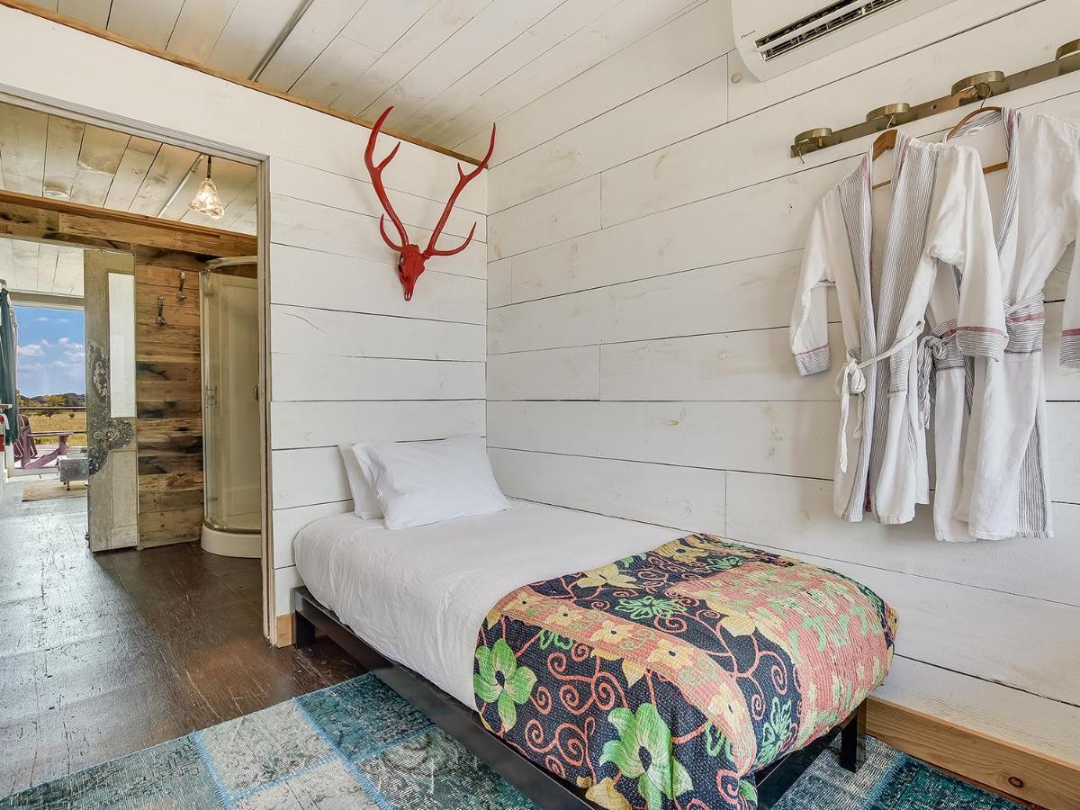 Flophouze Shipping Container Hotel Round Top Zewnętrze zdjęcie