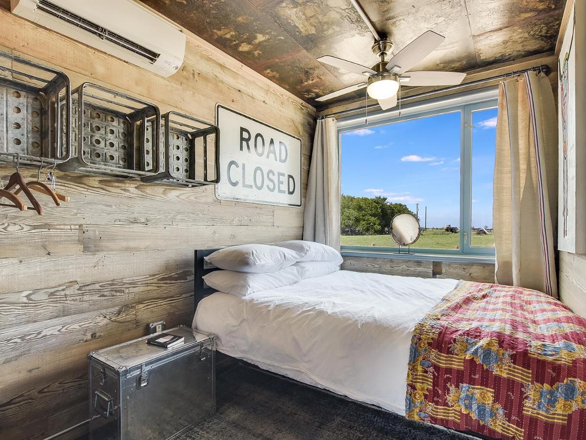 Flophouze Shipping Container Hotel Round Top Zewnętrze zdjęcie